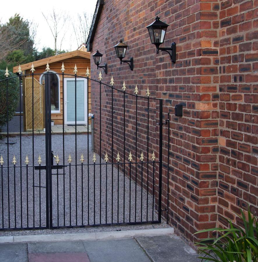 Formby Pinewood Studio Exterior foto